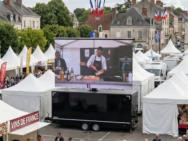 Écran géant mobile sur mât hydraulique rotatif à 360 degrés