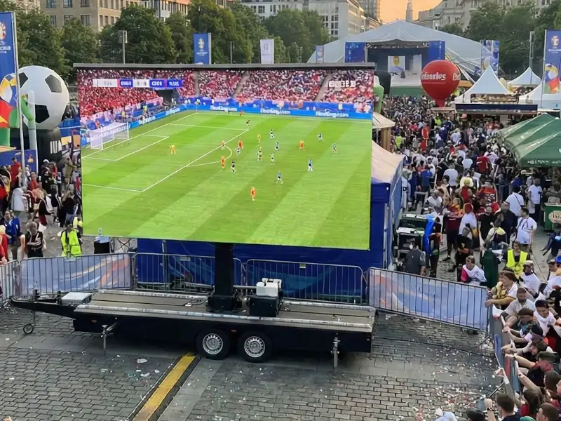 Remorque écran autonome avec groupe électrogène intégré pour événement extérieur