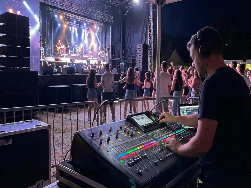 Système de sonorisation professionnelle Line Array L-Acoustics pour concert