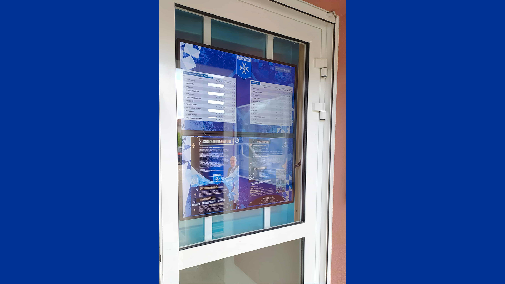 Écrans Vitrine LED affichage dynamique Association AJA