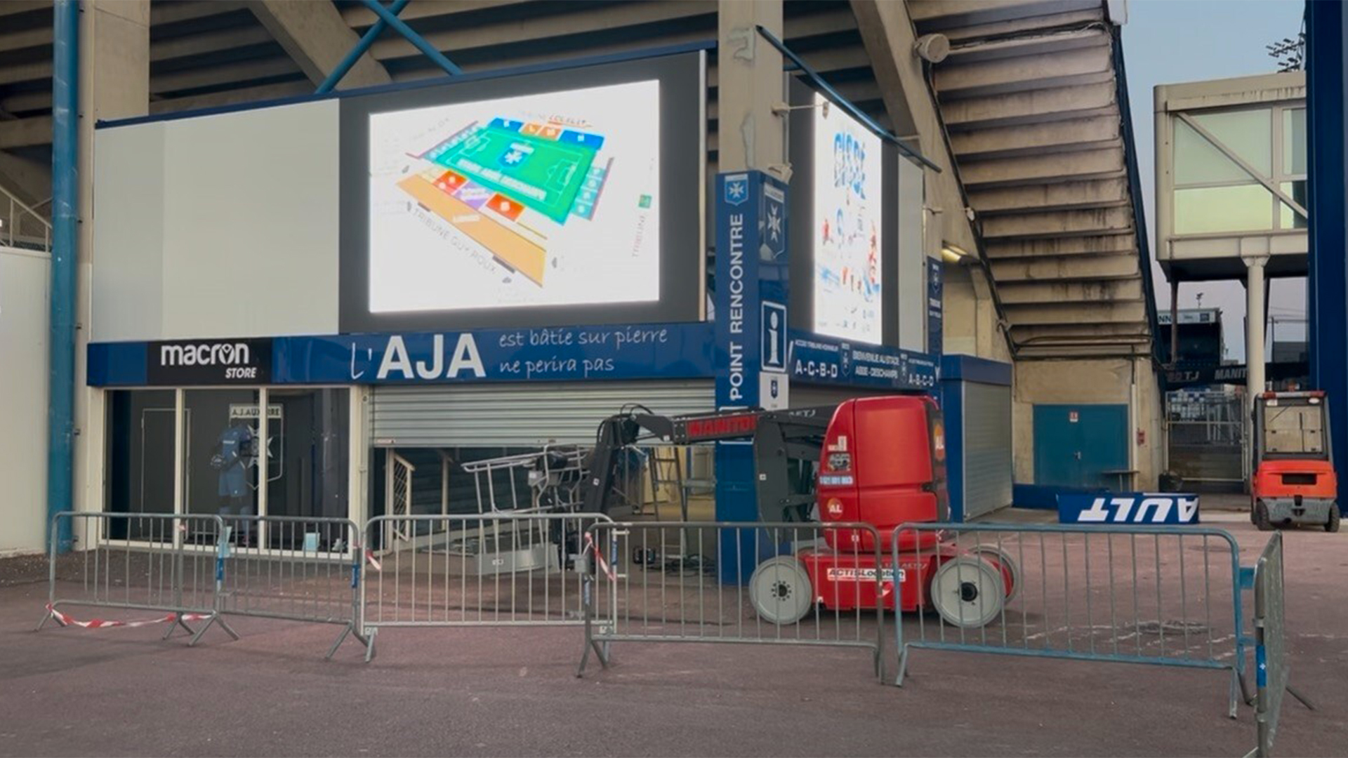 Écran LED sur parvis stade pour retransmission