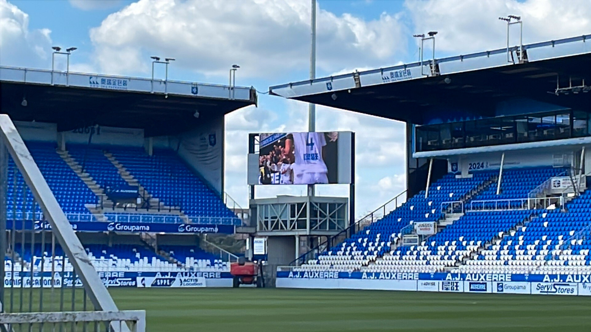 Installation écrans géants LED scores et live match AJ Auxerre Stade