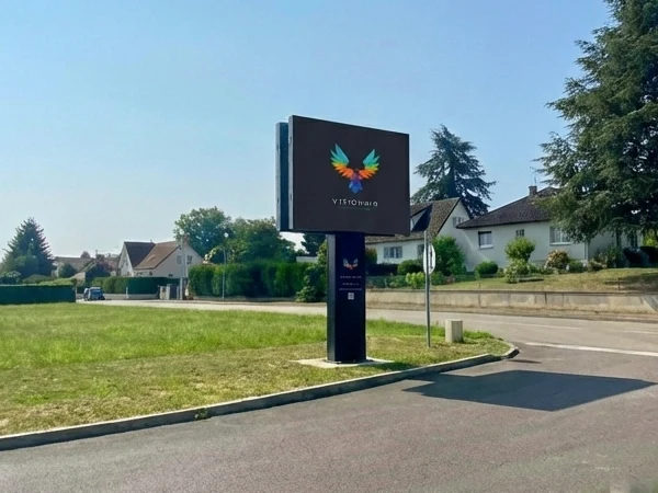 Écran géant publicitaire LED entrée zone commerciale Auxerre