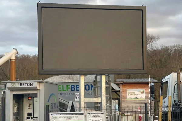 Installation panneau publicitaire et écran géant LED extérieur IP65