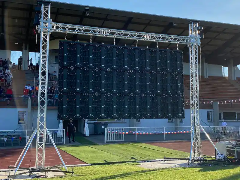 Test étanchéité écran LED extérieur IP65 sous pluie battante