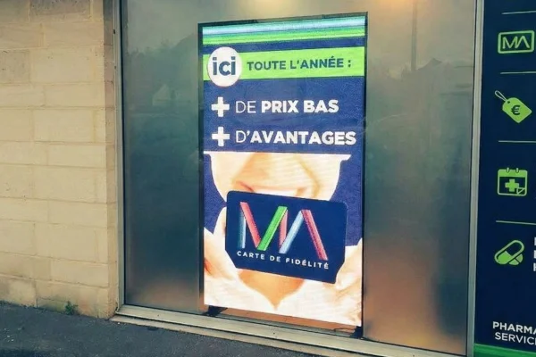 Écran vitrine LED et LCD haute luminosité plein soleil pour affichage magasin