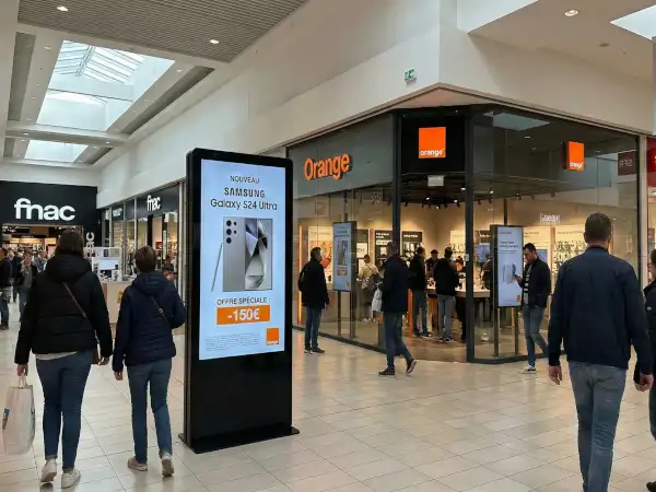 Écran vitrine magasin de mode