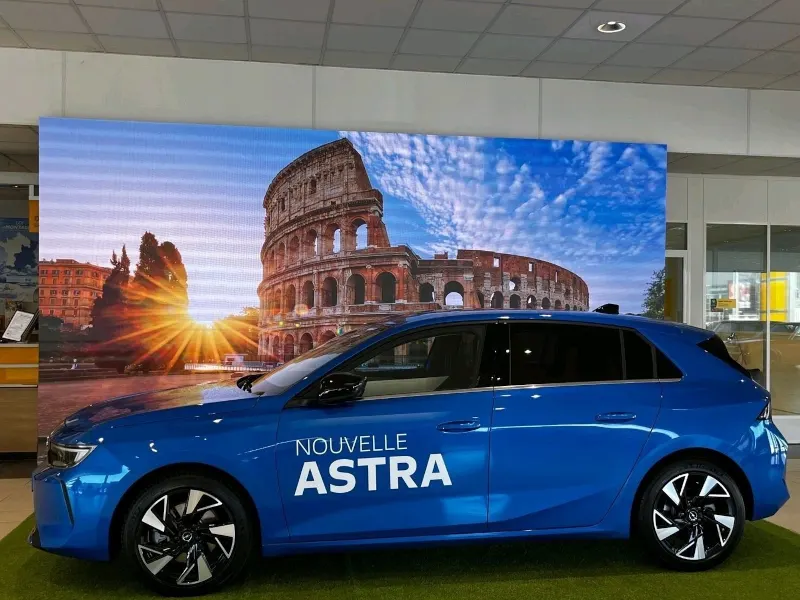 Showroom entreprise écran géant LED luxe