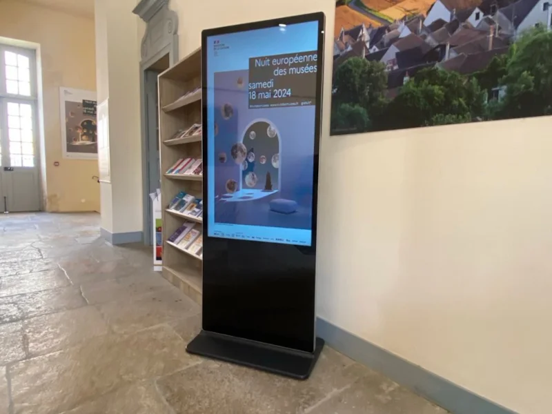 Totem LED intérieur mobile sur roulettes pour vitrine magasin