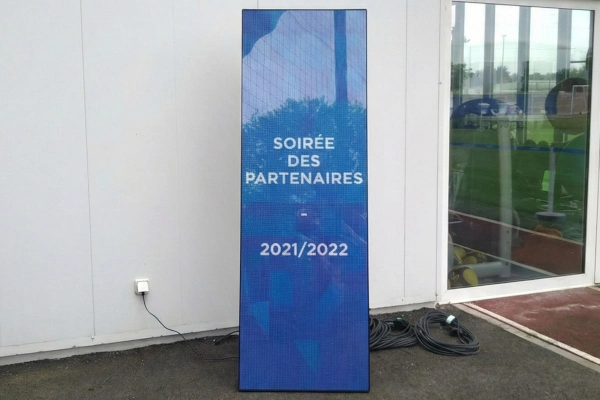Totem LED vidéo et poster numérique sur roulettes pour signalétique
