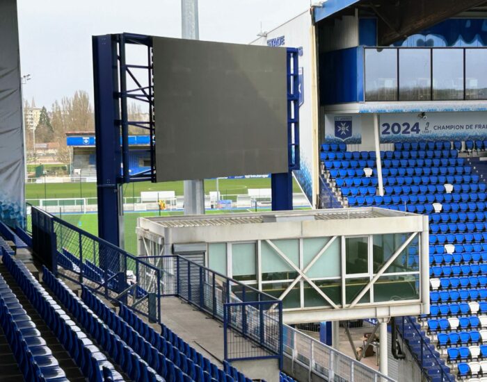 face écran geant aj auxerre montage